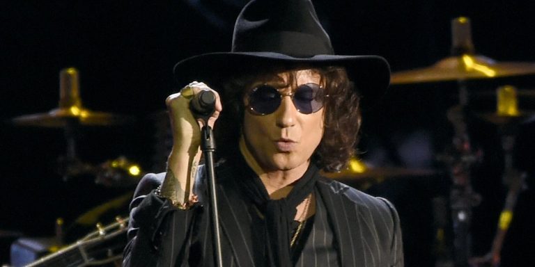 Enrique Bunbury announces his retirement from the stage due to health problems