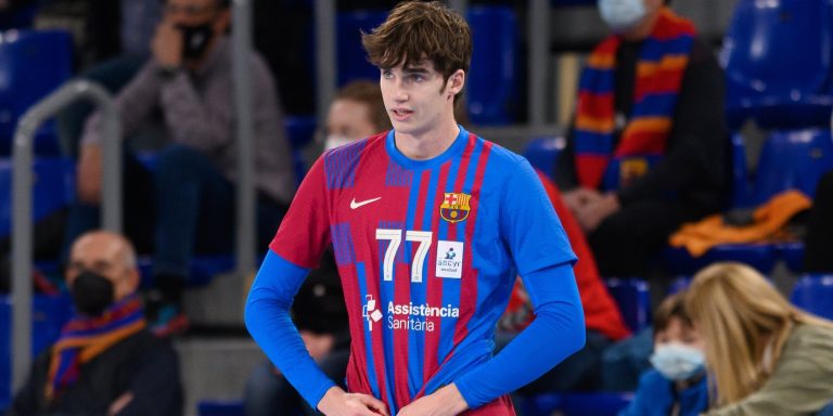 Pablo Urdangarin defines himself as a handball player and explains how Iñaki Urdangarin helps him