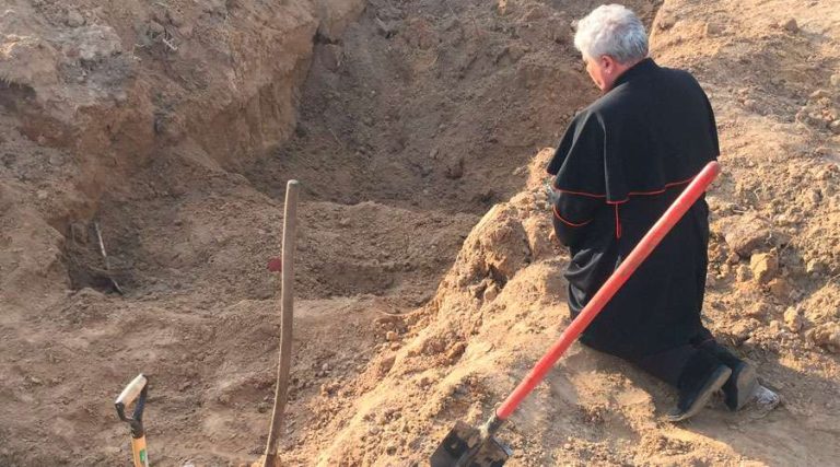Good Friday in Ukraine: Cardinal envoy of the Pope prays on his knees before mass grave