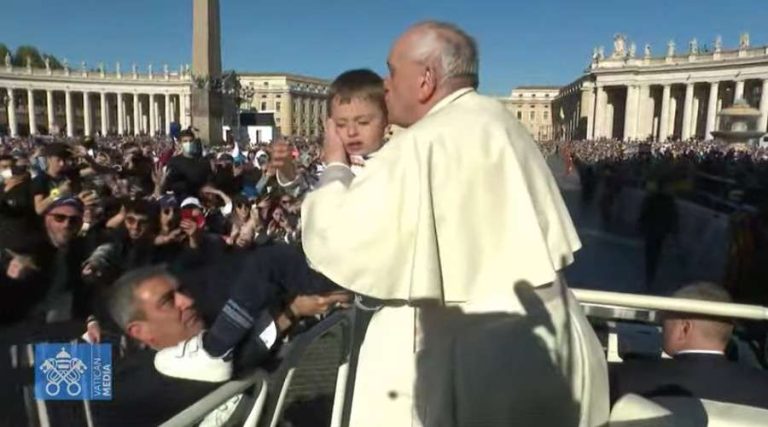 Pope Francis encourages young people not to be afraid of life