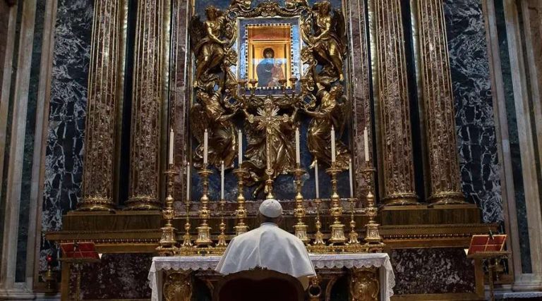 The Pope entrusts himself to the Virgin of Saint Mary Major before his trip to Malta