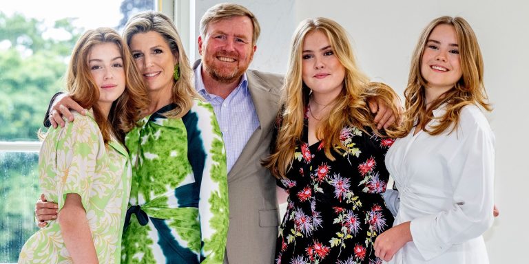 The beautiful summer pose of Guillermo and Máxima de Holanda with their daughters after the return of Princess Alexia
