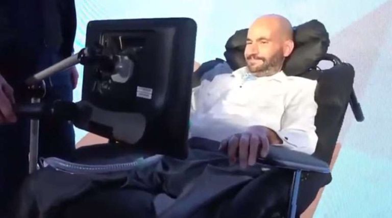 A patient with ALS is awarded for his courage in defense of life and his fight against euthanasia