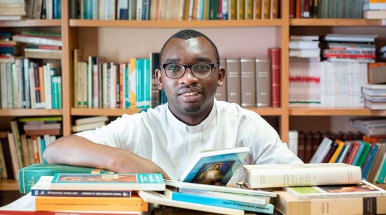 Priest will donate 8,000 books to the seminary of his native country in Africa